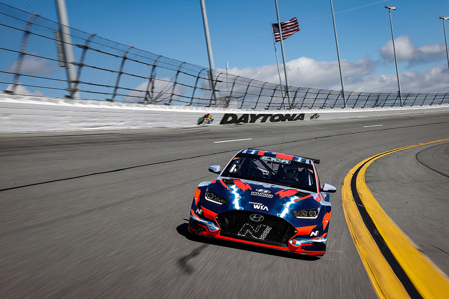 Farfus and the Hyundai ETCR at high-speed on Daytona banking