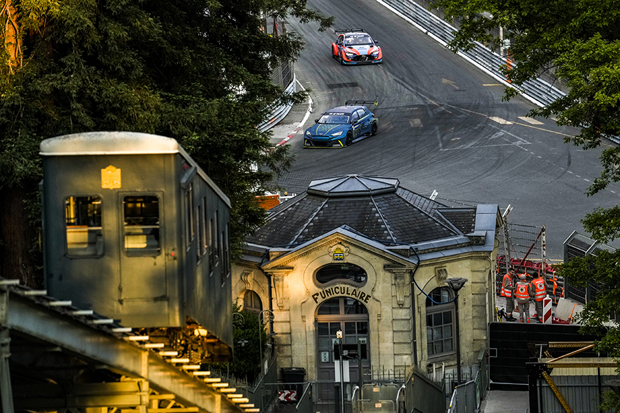 The FIA ETCR kicked off at Pau with exciting battles