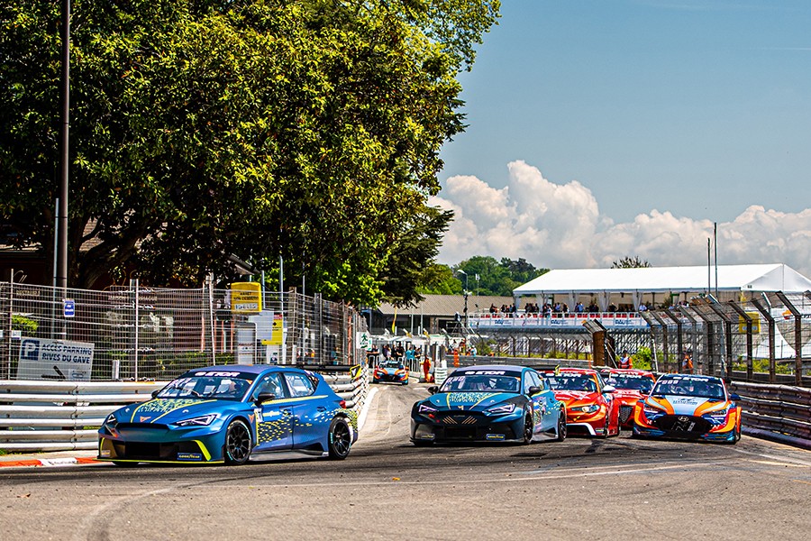 CUPRA drivers on top of the FIA ETCR after the opening in Pau