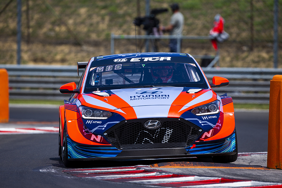 Thierry Neuville and Norbert Michelisz swap cars at Zolder